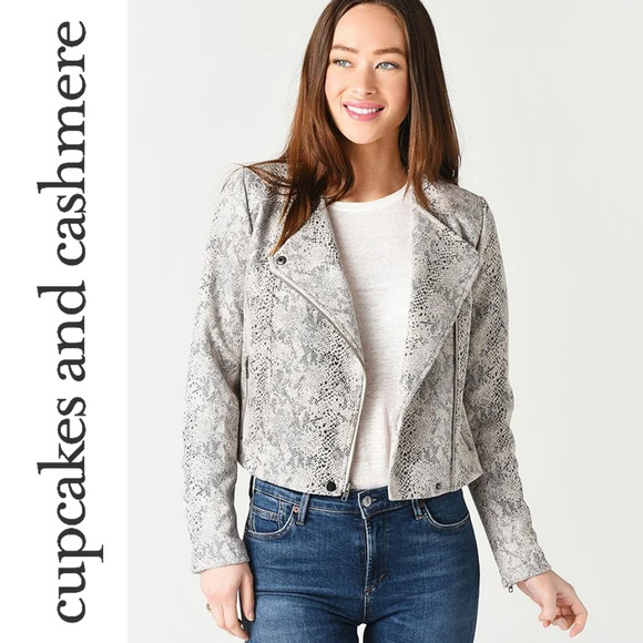 CUPCAKES & CASHMERE Isabell Faux-Suede Cropped Motto Snake Print Jacket, M - Picture 1 of 14